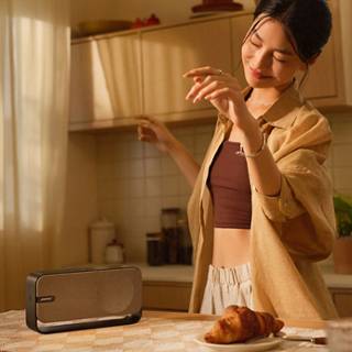 厨房台面上的 Bose SoundLink Home 蓝牙扬声器