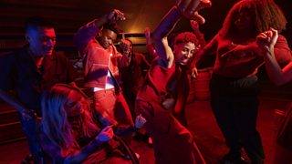 人们在派对上热舞