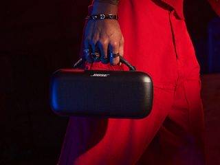 携带 Bose SoundLink Max 手提音箱的人