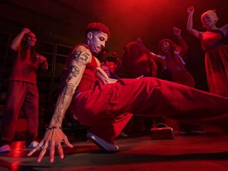 年轻人在派对上热舞，Bose SoundLink Max 手提音箱在播放音乐