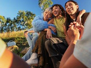 年轻人在户外聆听 Bose SoundLink Max 手提音箱播放的美妙音乐