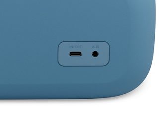 Bose SoundLink Max 手提音箱背面，显示 USB-C 端口和 AUX 插孔