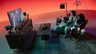 全家人通过 Bose 家庭娱乐扬声器 Ultra 观看电视节目