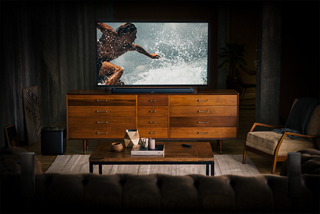 可以在客厅安装 Bose 家庭影院设备，包括 Bose 低音箱、家庭娱乐扬声器和无线环绕扬声器