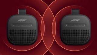 两台 Bose SoundLink Micro 便携式扬声器 II 模拟配对。